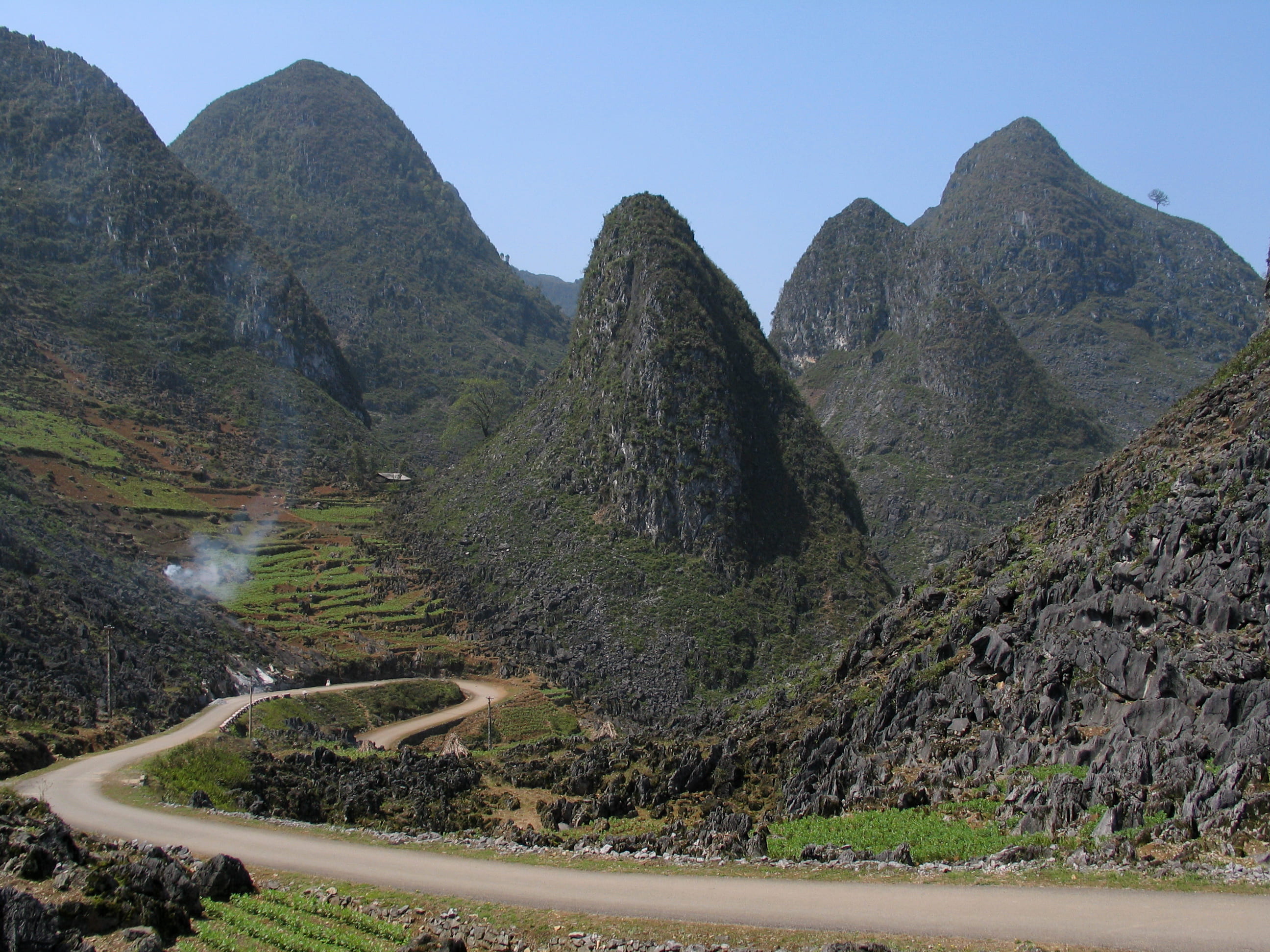 Ma Pi Leng Pass (Vietnam), at the eastern edge of the Zomia, photograph by Jaybeelarsay