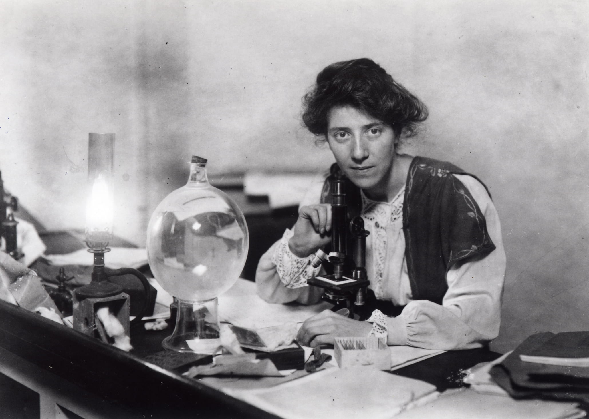 Marie_Stopes_in_her_laboratory,_1904
